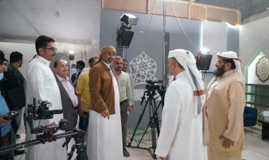 الرئيس الزُبيدي يتفقد سير العمل بقطاع الإذاعة والتلفزيون