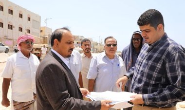 محافظ حضرموت يطّلع على بدايات تدشين العمل بمشروع توسعة شارع المكلا الرئيس من قصر السلطان حتى معهد باشريف
