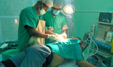 الدكتور سميح أبوبكر يجري عملية استئصال كيس ذهني من الكتف بمستشفى زنجبار