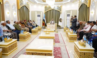 الرئيس الزُبيدي يلتقي قيادة السلطة المحلية والهيئة التنفيذية للقيادة المحلية للمجلس الانتقالي بمحافظة الضالع