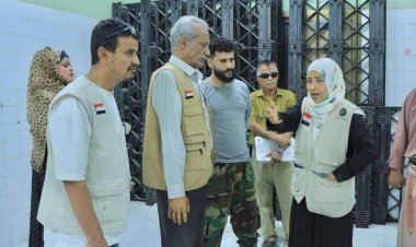 المحامية نيران سوقي تتفقد مراكز توزيع السلال الغذائية في العاصمة عدن