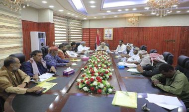 المجلس المحلي بالمهرة بحث آلية تنمية تحصيل الموارد