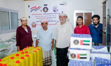 إنتقالي غيل باوزير يوزع السلال الغذائية لأسر الشهداء بالمديرية