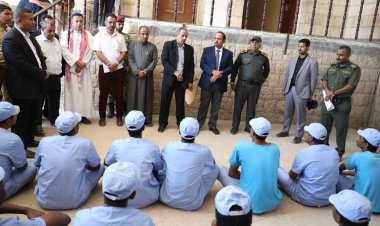 محافظ حضرموت يتفقّد نزلاء الإصلاحية المركزية بالمكلا ويُشرف على عملية الإفراج عن 59 سجينًا بالساحل ويوجّه باستكمال الاجراءات في عموم المحافظة