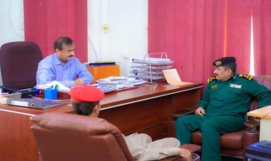 المحافظ بن الوزير يطلع من مدير عام شرطة المحافظة على مستوى تنفيذ الخطة الأمنية خلال الشهر الفضيل.