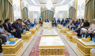 الرئيس الزُبيدي يلتقي قيادتي السلطة المحلية والمجلس الانتقالي بمحافظة أبين