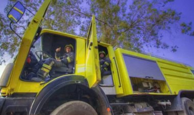 العاصمة عدن.. الدفاع المدني يخمد حريقاً عمدياً شب في سيارتين بالبريقة