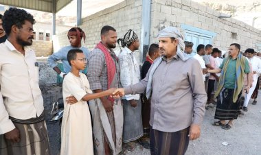 محافظ حضرموت يُقدّم واجب العزاء لأسرة الصيّاد عمر العمودي بمنزلهم بمنطقة خلف بالمكلا