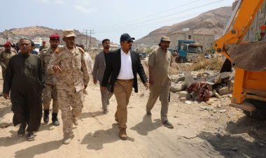 محافظ حضرموت يتفقّد عمليات الإزالة  للعوائق الواقعة في  المخطط العام للمرحلة الثانية لمشروع خور المكلا