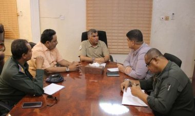 العميد المنهالي يرأس اجتماعًا بمديري الأشغال العامة والطرق والصناعة والتجارة ويقرر إلزام المحال التجارية بتركيب كاميرات المراقبة الأمنية