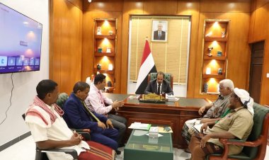 محافظ حضرموت يلتقي أعضاء اللجنة الممثلة عن أهالي منطقة الصدارة بمديرية حجر ويؤكد الاهتمام بمطالب مواطنيها