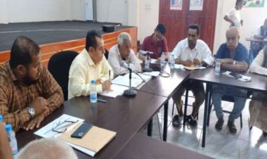 محافظ لحج يناقش سير عمل صندوق النظافة خلال شهر رمضان