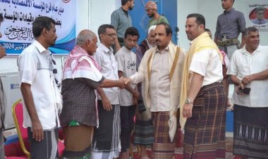 محافظ حضرموت يُقدّم واجب العزاء في الفقيد محمد بن مالك ويحضر أمسية المؤسسة الاقتصادية