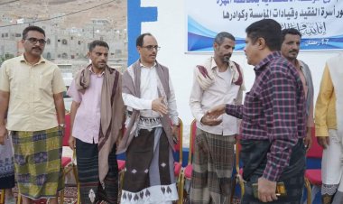 العميد المحمدي يقدم واجب العزاء لأسرة الفقيد محمد بن مالك وقيادات المؤسسة الاقتصادية وكوادرها