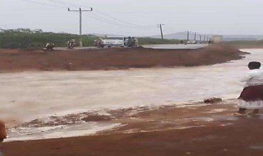 انقطاع الطريق الدولي بين حضرموت وعدن بسبب السيول