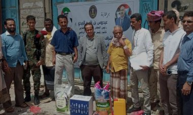 بتوجيهات الرئيس الزُبيدي.. انتقالي لحج يدشن توزيع السلال الغذائية على الأسر المحتاجة بالمحافظة