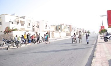 تنفيذًا لتوجيهات مدير عام الأمن والشرطة.. القوات الأمنية تضبط عدد من سائقي الدراجات النارية بشارع الستين بالمكلا