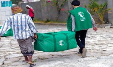 مركز الملك سلمان للإغاثة يوزع مساعدات إيوائية طارئة في المكلا