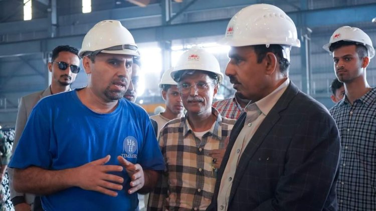 محافظ حضرموت يطلع على نشاط  أكبر مصنع وطني لإنتاج حديد التسليح في اليمن