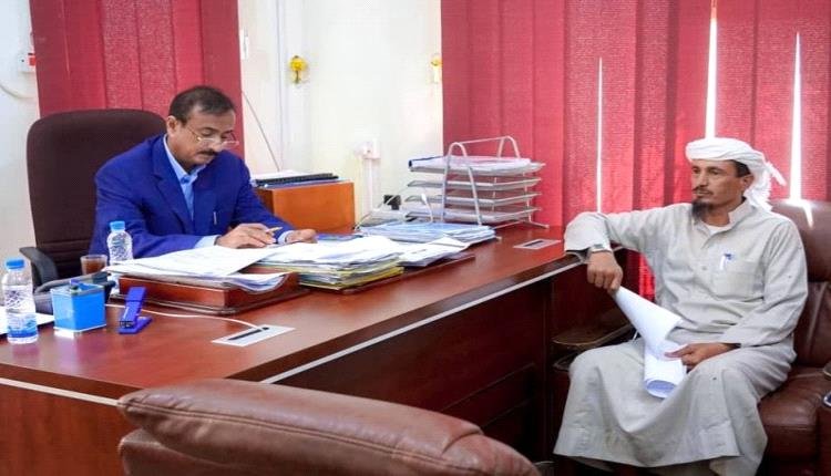 محافظ شبوة يستعرض مع مدير الأوقاف برامج التوجيه والإرشاد خلال شهر رمضان