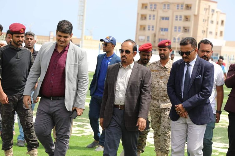 المحافظ بن ماضي يتفقّد استكمال أعمال التعشيب والإنارة بمنشأتي ناديي الشعب والتضامن