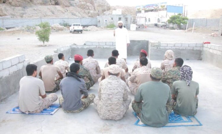 توجيه القيادة والسيطرة يلقي محاضرة دينية حول فضائل شهر رمضان في نقطة الشقين بالمكلا