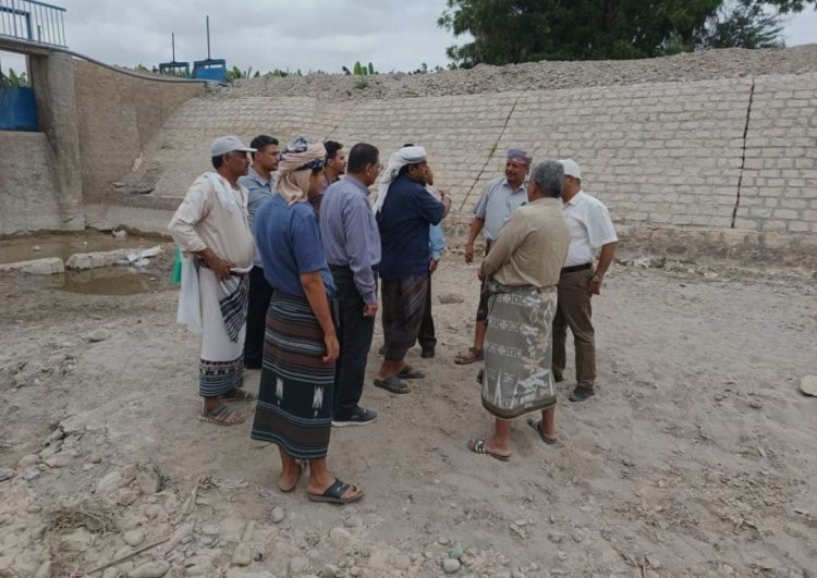 انتقالي أبين ولجنة وزارة الزراعة يطلعان على واقع أضرار تدفق السيول في قناة ميكلان بخنفر