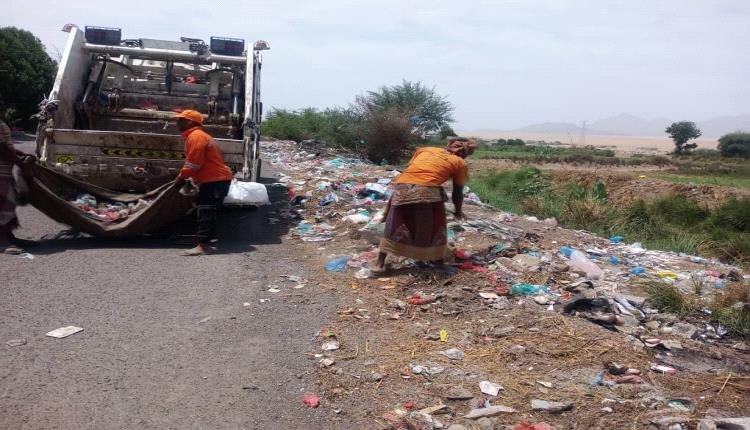 عمال صندوق نظافة والتحسين تبن ينفذون حملة نظافة بمناطق زايدة والشقعة والعند بلحج