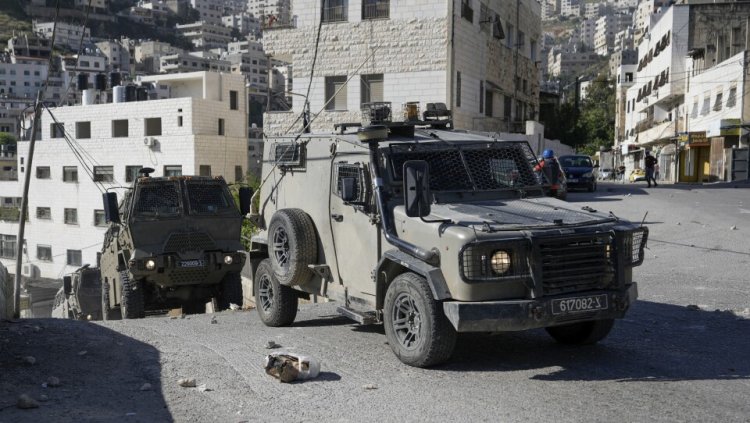 قوات الاحتلال تعتقل أما وطفليها وشابين من القدس المحتلة