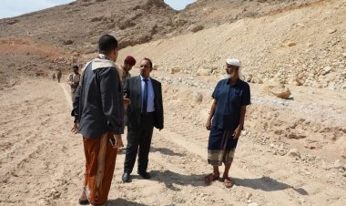 محافظ حضرموت يتفقّد التجهيزات لسفلتة طريق "الدائري وسط" بعد انجاز 80% من الشق والردميات