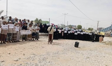 معلمو الشحر ينظمون وقفة احتجاجية امام مقر السلطة المحلية للمطالبة بصرف رواتب المتعاقدين