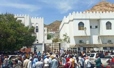 معلمو حضرموت ينفذون وقفة احتجاجية أمام ديوان السلطة المحلية مطالبين بصرف رواتب المتعاقدين