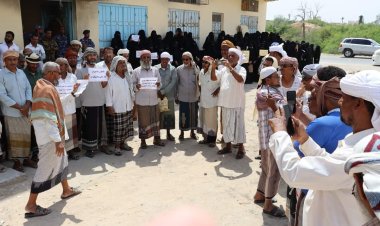 معلمو غيل باوزير ينظمون وقفة إحتجاجية للمطالبة بصرف رواتب المتعاقدين التربويين