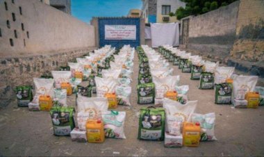 المؤسسة الطبية الميدانية توزع سلل غذائية لـ 50 أسرة شديدة الاحتياج بعدن