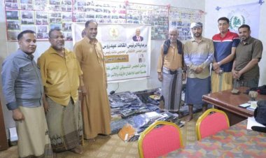 المجلس التنسيقي الأعلى لمنظمات المجتمع المدني بمدينة الشحر يدشن توزيع كسوة العيد للأطفال الأيتام والأسر المتعففة