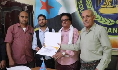 انتقالي الضالع يكرم الطالب المتفوق عبدالحافظ محمود