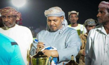 محافظ سقطرى يتوج نادي الهلال لكرة القدم بكأس البطولة الرمضانية لأندية المحافظة