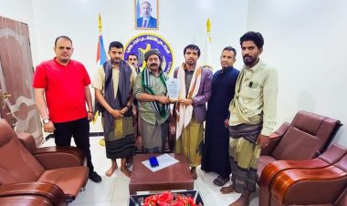 رئيس انتقالي شبوة يتسلم درع شكر وتقدير من اللجنة المنظمة لبطولة غزة لكرة القدم