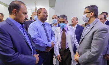 رئيس الوزراء يطلع على أحوال المرضى والخدمات الطبية في مستشفى ابن سينا بالمكلا