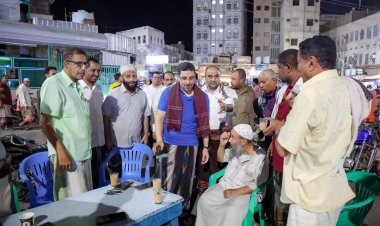 رئيس الوزراء يقوم بجولة ميدانية في عدد من أحياء وشوارع مدينة المكلا