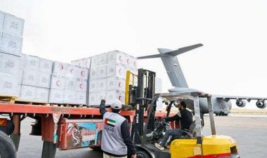 وصول طائرة مساعدات إماراتية تحمل كسوة العيد لأطفال غزة