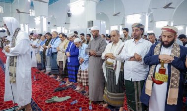 رئيس الوزراء ومحافظ حضرموت يؤديان صلاة عيد الفطر مع جموع المصلين في جامع عمر بمدينة المكلا