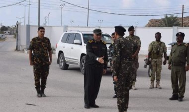 العميد المنهالي يتفقّد الوحدات والإدارات الأمنية بمدينة المكلا ويهنئ منتسبيها بمناسبة عيد الفطر المبارك