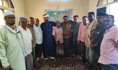 رئيس انتقالي الشحر يقوم بزيارة للصحفي محمد قطن والباحث عبدالله حداد في إطار الزيارات العيدية