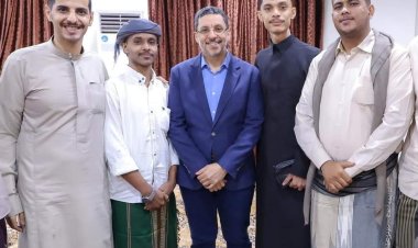 رئيس الوزراء يناقش مع رئيس اتحاد طلاب جامعة حضرموت هموم الطلاب ومعوقات التعليم في جامعة حضرموت.