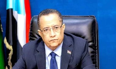 رئيس مجلس القيادة يطمئن على صحة الدكتور ناصر الخبجي