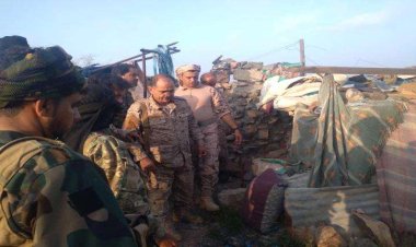 قائد اللواء 82 مشاه الشنفرة يقوم بمعايدة المرابطين بجبهات شمال وغرب الضالع