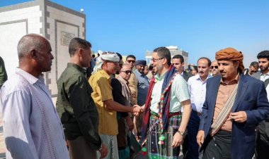 رئيس الوزراء يزور مديرية الشحر للاطمئنان على أحوال المواطنين وسير العمل الخدمي والتنموي