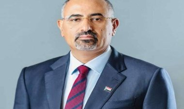 الرئيس الزُبيدي يُعزّي السلطان فيصل بن سرور الحوشبي في وفاة ابنته