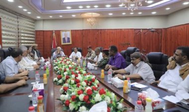 محافظ المهرة يطمئن على استعدادات الطوارئ للمنخفض الجوي